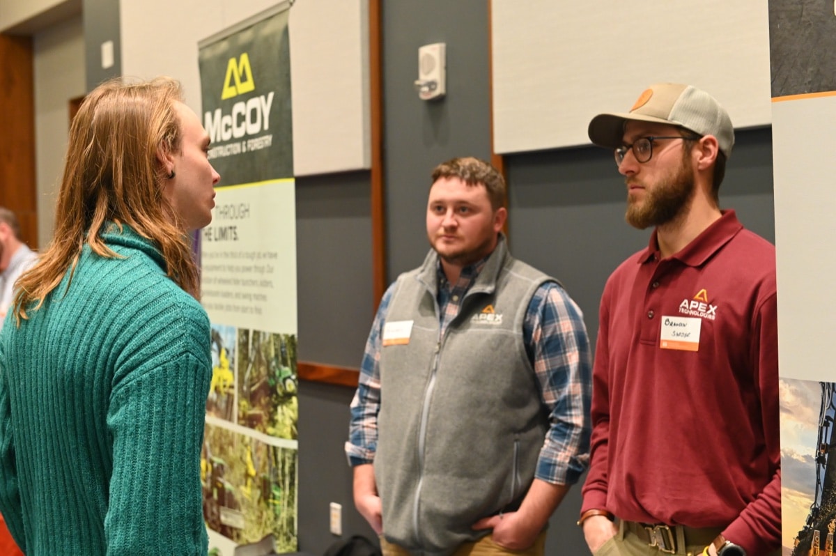 A student talks with a recruiter at a UT career fair